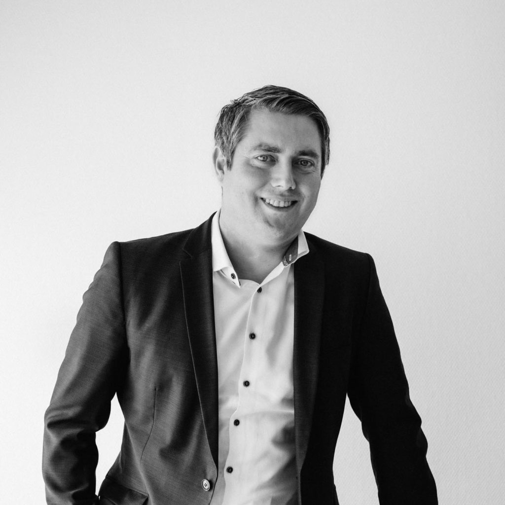 schwarz-weiß Portrait von Geschäftsführer Michael Kuhn